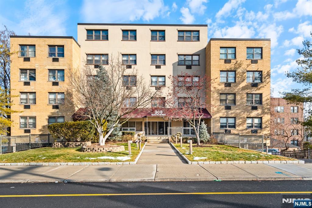 300 Lookout Ave APT C4, Hackensack, NJ - main view